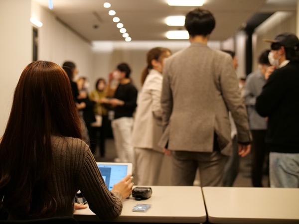 異業種交流会での受付